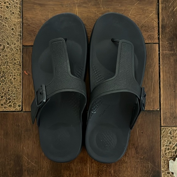 🌴 FitFlop Iqushion Adjustable Buckle Flip Flops - Picture 6 of 14